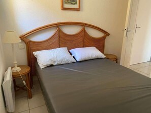 2 bedrooms, iron/ironing board, bed sheets