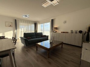 TV - Valras-Plage Luxury: Sea Views, Jacuzzi & Pool! (Sérignan)