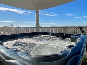 Outdoor spa tub - Valras-Plage Luxury: Sea Views, Jacuzzi & Pool! (Sérignan)