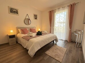 3 bedrooms, iron/ironing board, WiFi, bed sheets