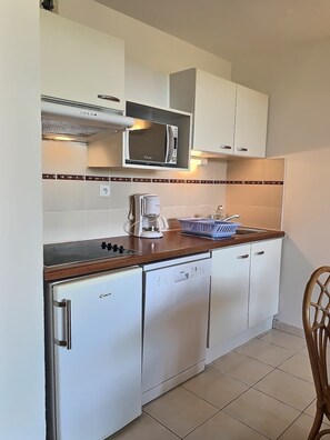 Fridge, microwave, stovetop, coffee/tea maker