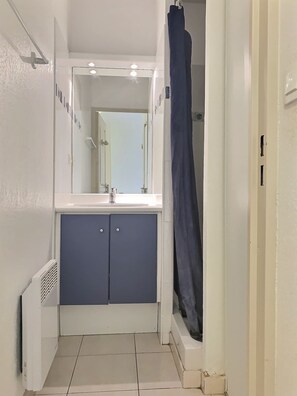 Douche, articles de toilette gratuits, serviettes fournies