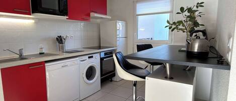 Een koelkast, een microgolfoven, een oven, een kookplaat