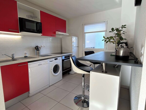 Fridge, microwave, oven, stovetop