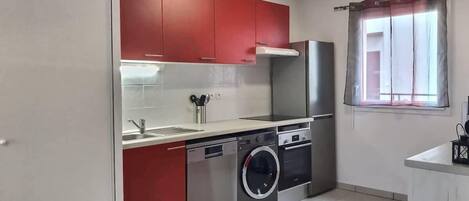 Réfrigérateur, micro-ondes, four, plaque de cuisson