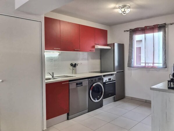 Fridge, microwave, oven, stovetop