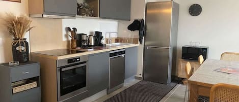 Refrigerador, microondas, horno y parrilla de estufa