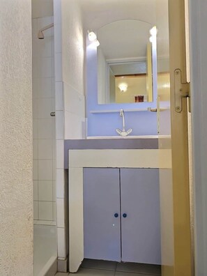 Shower, towels
