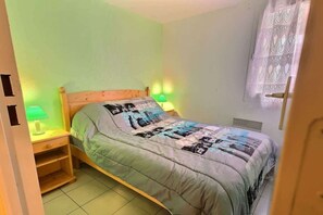 2 bedrooms, bed sheets