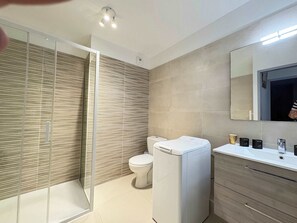 Shower, towels