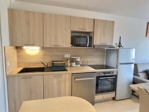 Jääkaappi, mikroaaltouuni, uuni, liesi