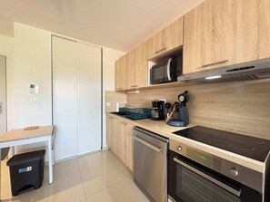 Frigorífico, microondas, horno y placa de cocina