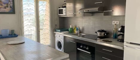 Cafetera/tetera, refrigerador, microondas, horno