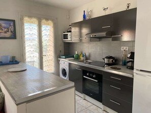 Geladeira, micro-ondas, fogão, cooktop