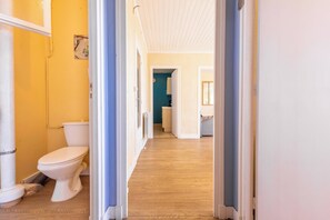 Dusche, Haartrockner, Handtücher, Shampoo