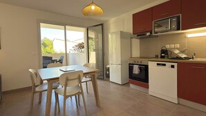 Unclassified image, 5 of 27, button - T2 with Terrace & Pool 300m from the Beach (Sérignan)