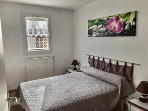 2 bedrooms, iron/ironing board, WiFi, bed sheets