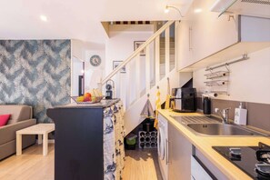 Frigorifero, microonde, forno, piano cottura