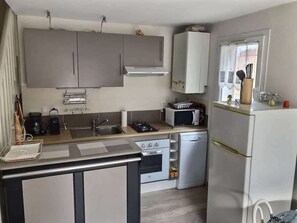 Fridge, microwave, oven, stovetop - Les Jardins Du Soleil – Comfortable Holiday Home (Valras-Plage)