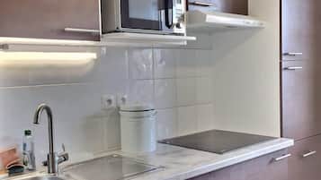 Een koelkast, een magnetron, een oven, een kookplaat