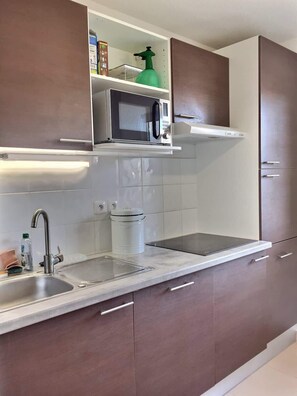 Kjøleskap, mikrobølgeovn, ovn og kokeplater