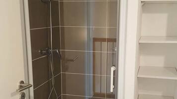 Dusche, Haartrockner, Handtücher, Shampoo