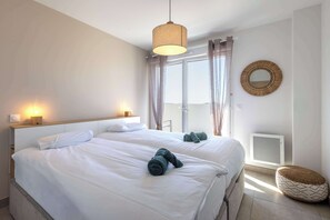 3 bedrooms, desk, iron/ironing board, WiFi