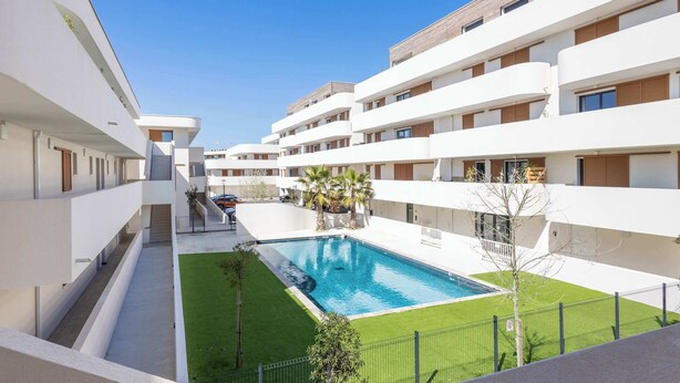 A modern building with a swimming pool, multiple balconies, and a clear sky. - Casa Naia - 4-Star Prestige Duplex Valras-Plage (Sérignan)