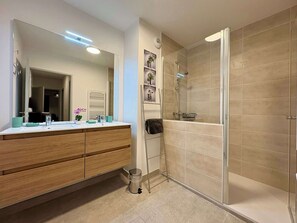 Shower, hair dryer, towels