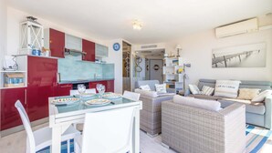 A compact living space with a dining area, kitchenette, and seating area. - Bel Horizon – Magnificent apartment with panoramic sea view (Valras-Plage)