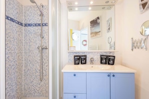 Shower, hair dryer, towels