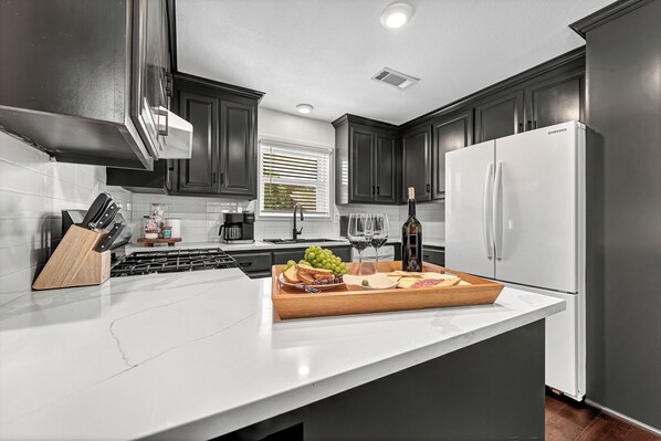 Een koelkast, een microgolfoven, een oven, een kookplaat