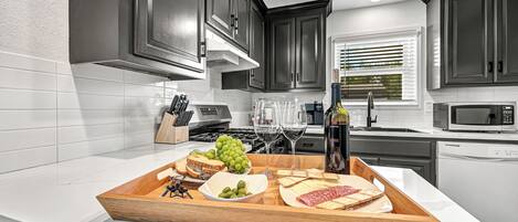 Jääkaappi, mikroaaltouuni, uuni, liesi