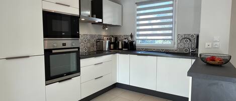 ثلاجة، ميكروويف، فرن، موقد طهي مسطح