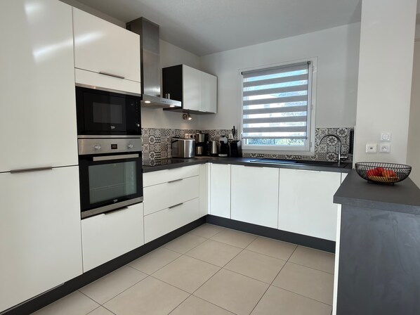 Fridge, microwave, oven, stovetop