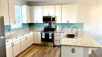 Nhà, nhiều giường (Coastal Cottage) | Bếp riêng | Gia vị, bộ lọc trà/cà phê (tái sử dụng)