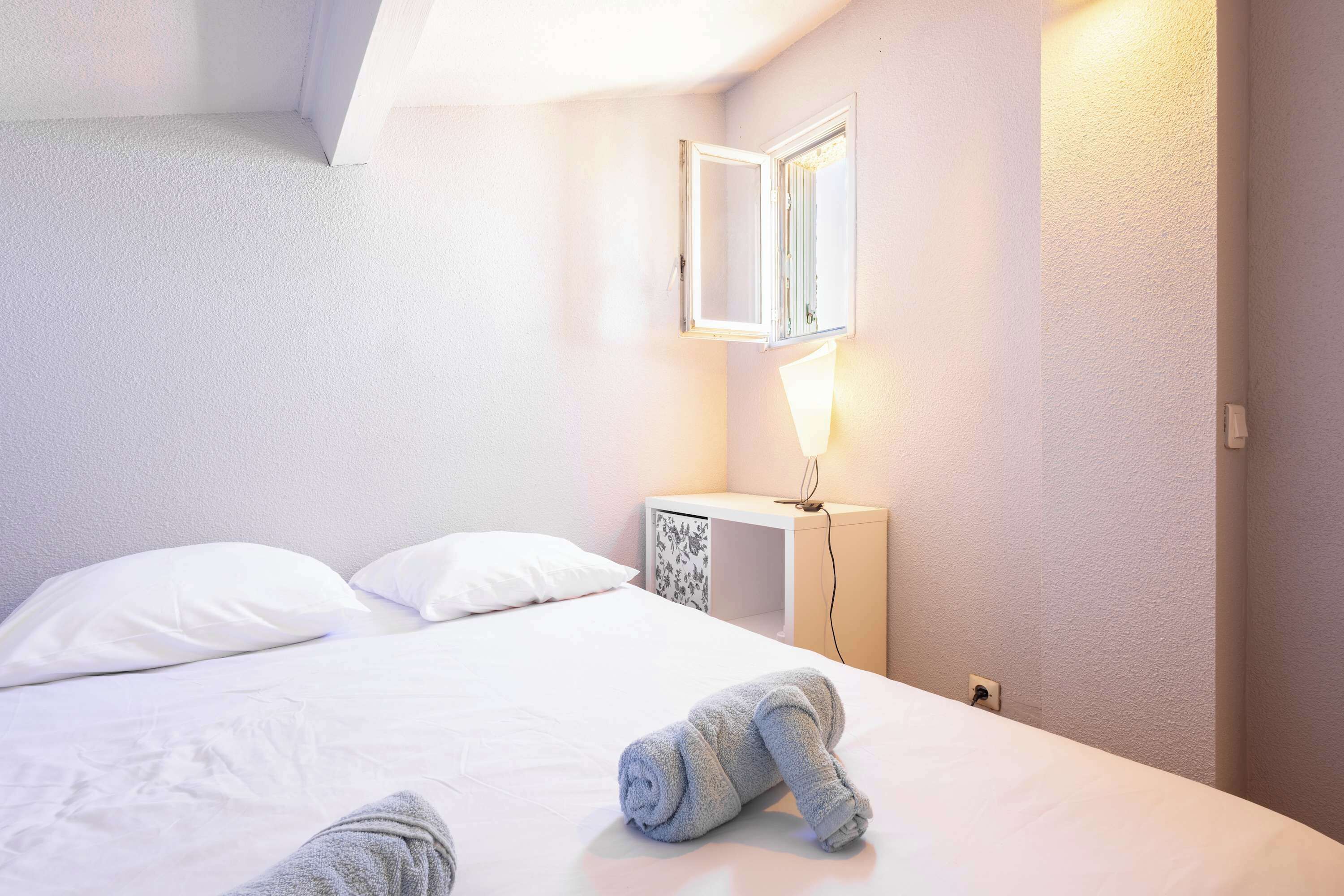 2 bedrooms, iron/ironing board, travel cot