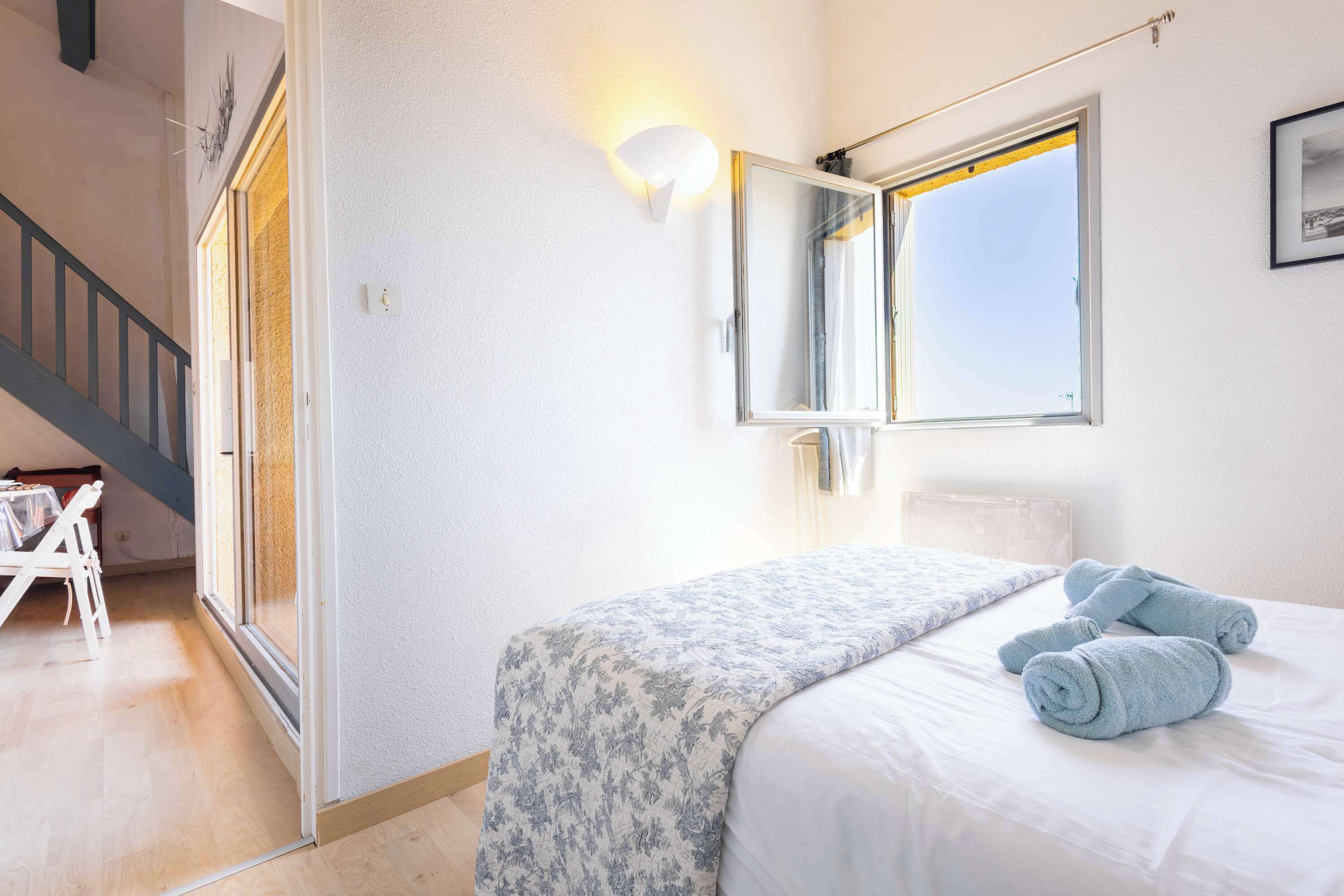 2 bedrooms, iron/ironing board, travel crib