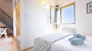 2 bedrooms, iron/ironing board, travel crib