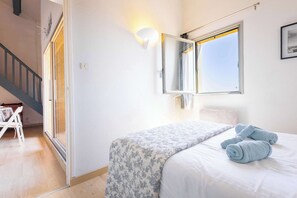 2 bedrooms, iron/ironing board, travel crib