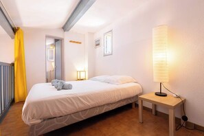 2 bedrooms, iron/ironing board, travel crib