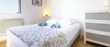 2 bedrooms, iron/ironing board, travel crib