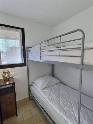 1 bedroom, bed sheets