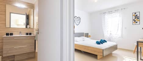 1 bedroom, bed sheets