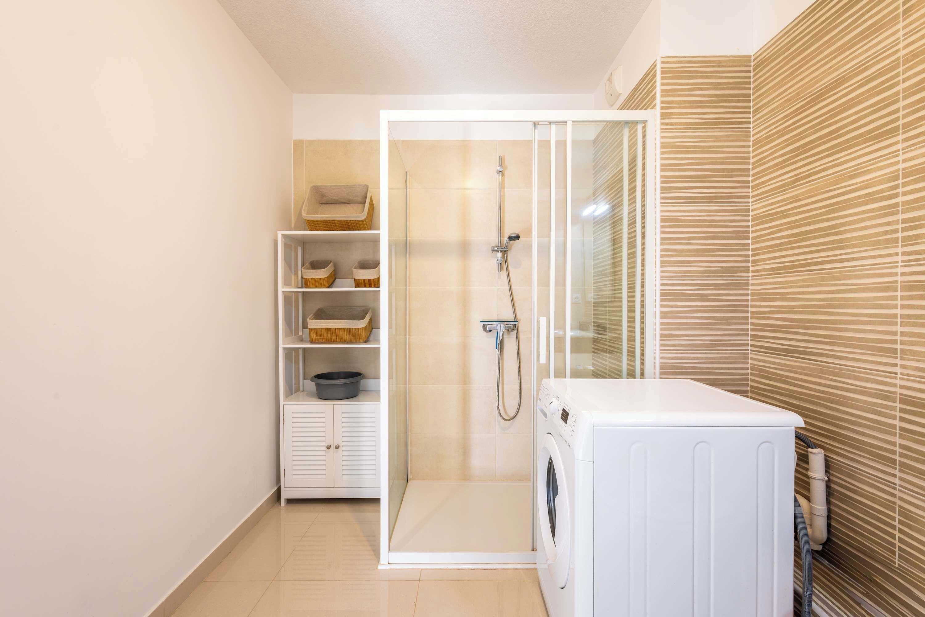Shower, hair dryer, towels