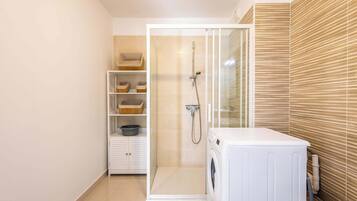 Shower, hair dryer, towels