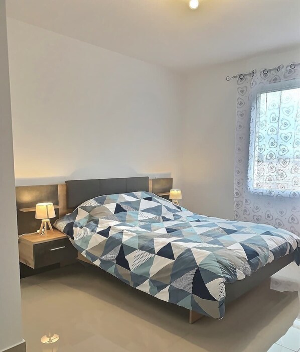 1 bedroom, bed sheets