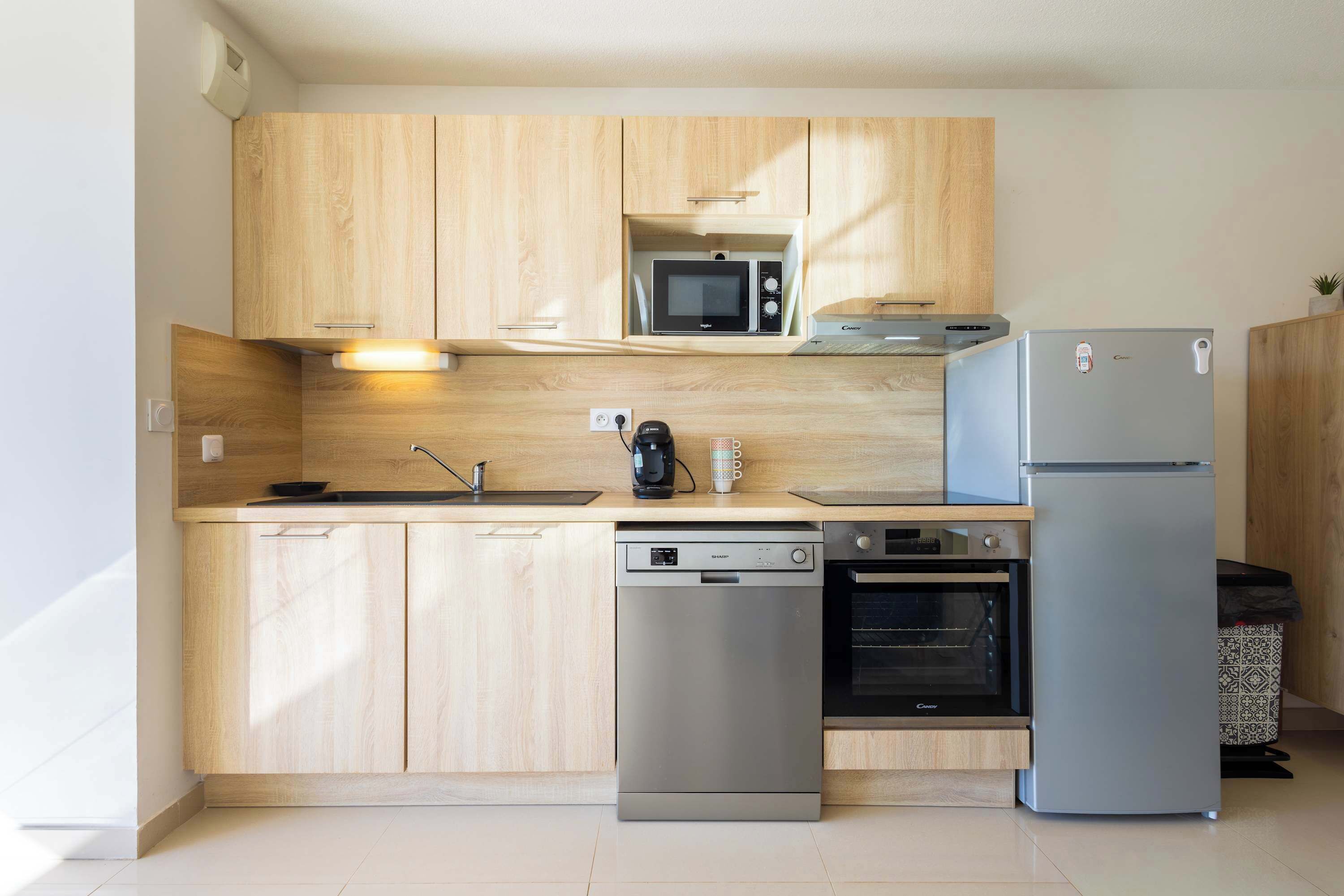 Coffee/tea maker, fridge, microwave, oven