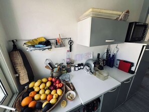 Réfrigérateur, four, cafetière/bouilloire, grille-pain
