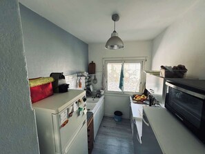Fridge, oven, coffee/tea maker, toaster